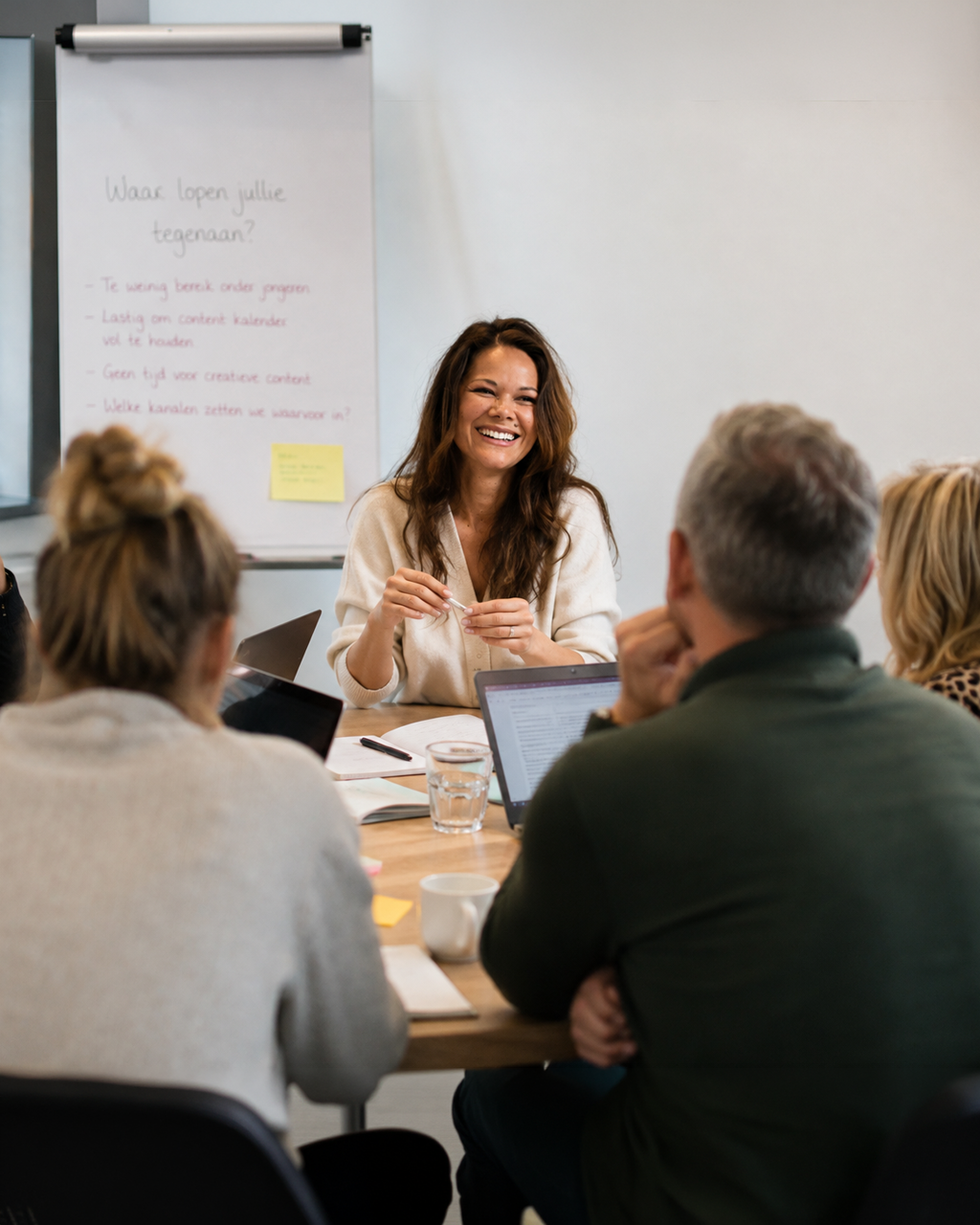 Workshop Social Werkt met deelnemers die samen werken aan social media strategie